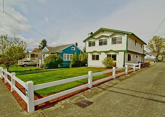 Nice shot of the fenced in front yard.
