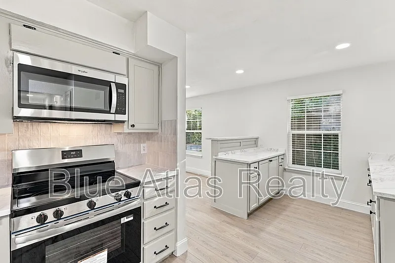 2 bed, 1.0 bath, 927 sqft, $1,650 — Photo 2