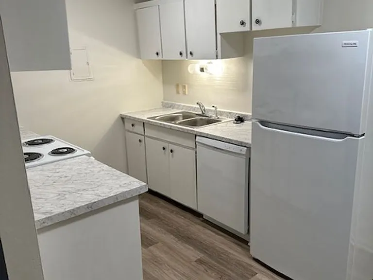 2309 W Broadway — Photo 29