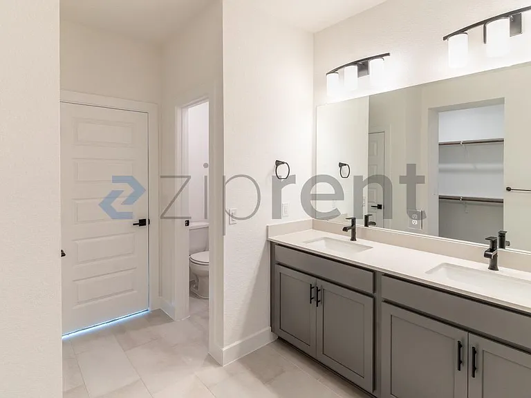 1016 Brickell Loop #B — Photo 10