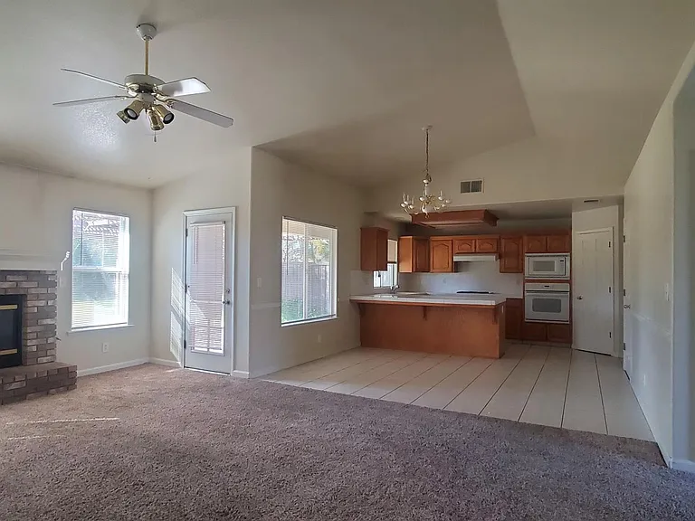 6355 N Babigian Ave — Photo 3