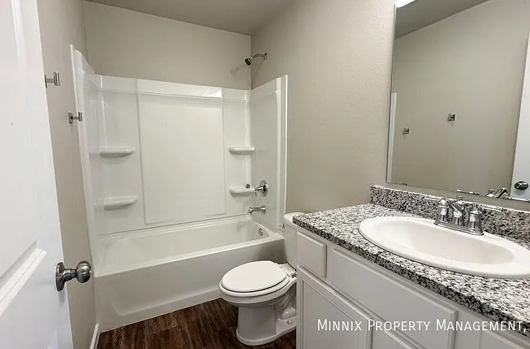 2033 Kenwood Ave — Photo 15