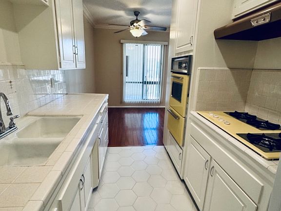 4th image of 2714 W Clark Ave #2G2