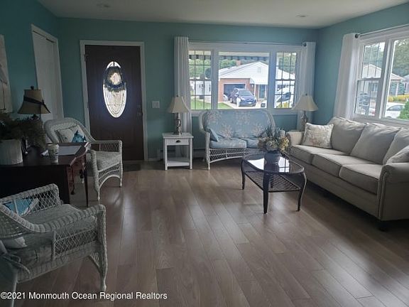 5th image of 66 Doral Ct