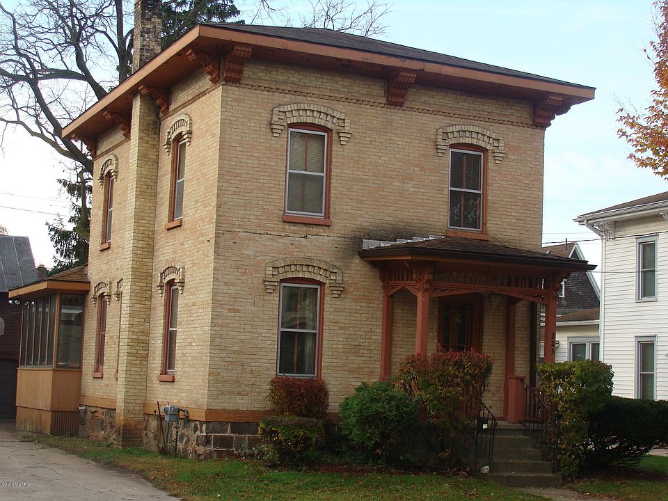 1st image of 223 E Washington St