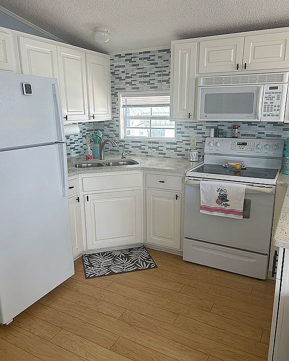 Kitchen. New backsplash. 