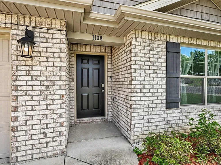 1108 Quail Hollow Rd — Photo 2