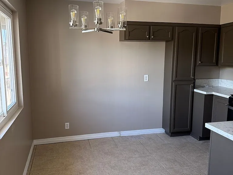 405 S Kroeger St — Photo 2