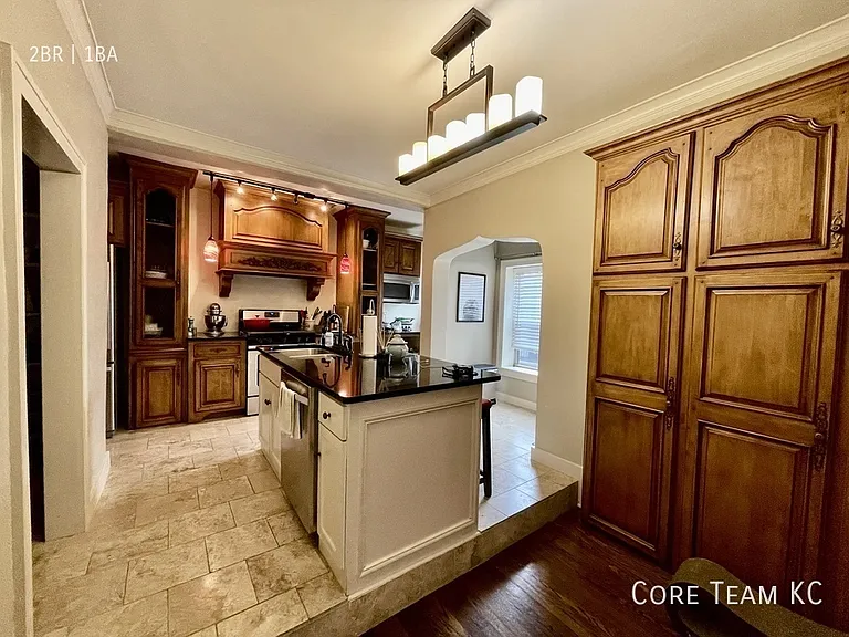 710 W 48th St #301 — Photo 4