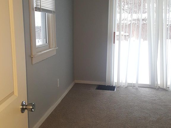 3rd image of 823 Prospect Ave NE