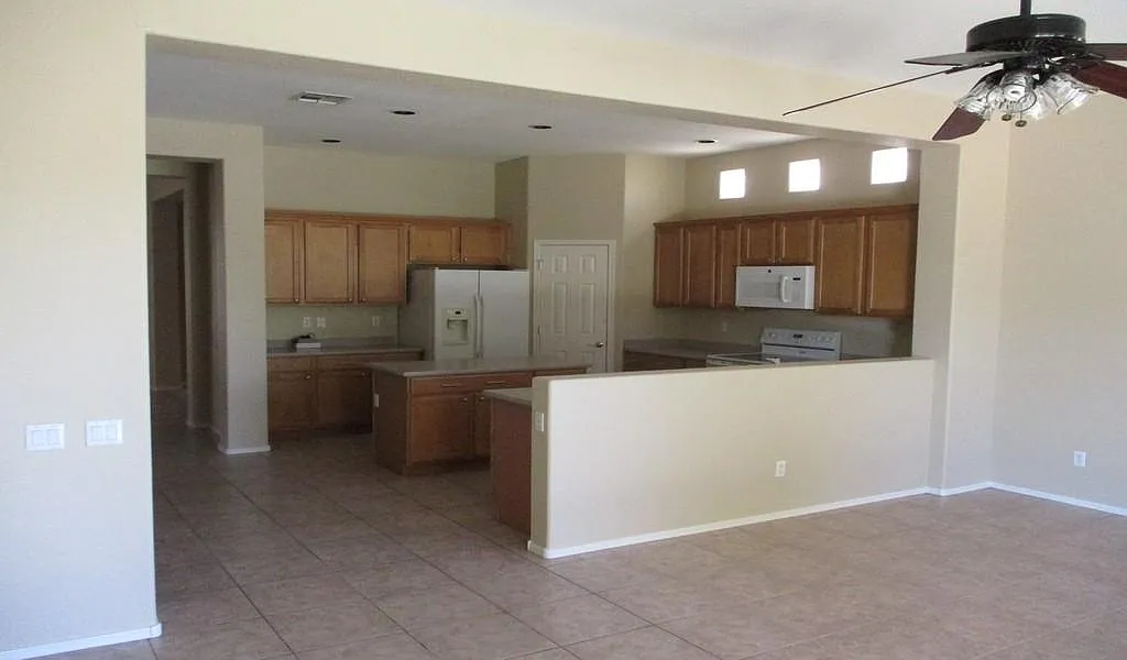 4 bed, 2308 sqft, $1,795 — Photo 3