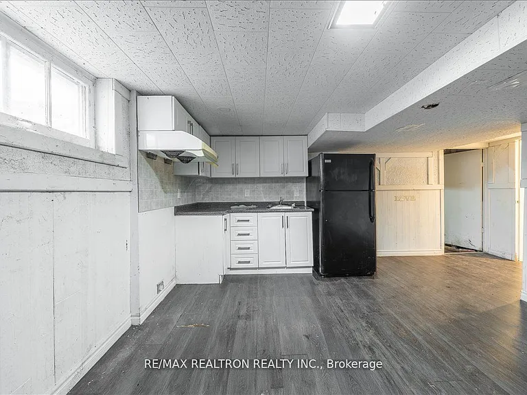 97 Park Cres — Photo 33