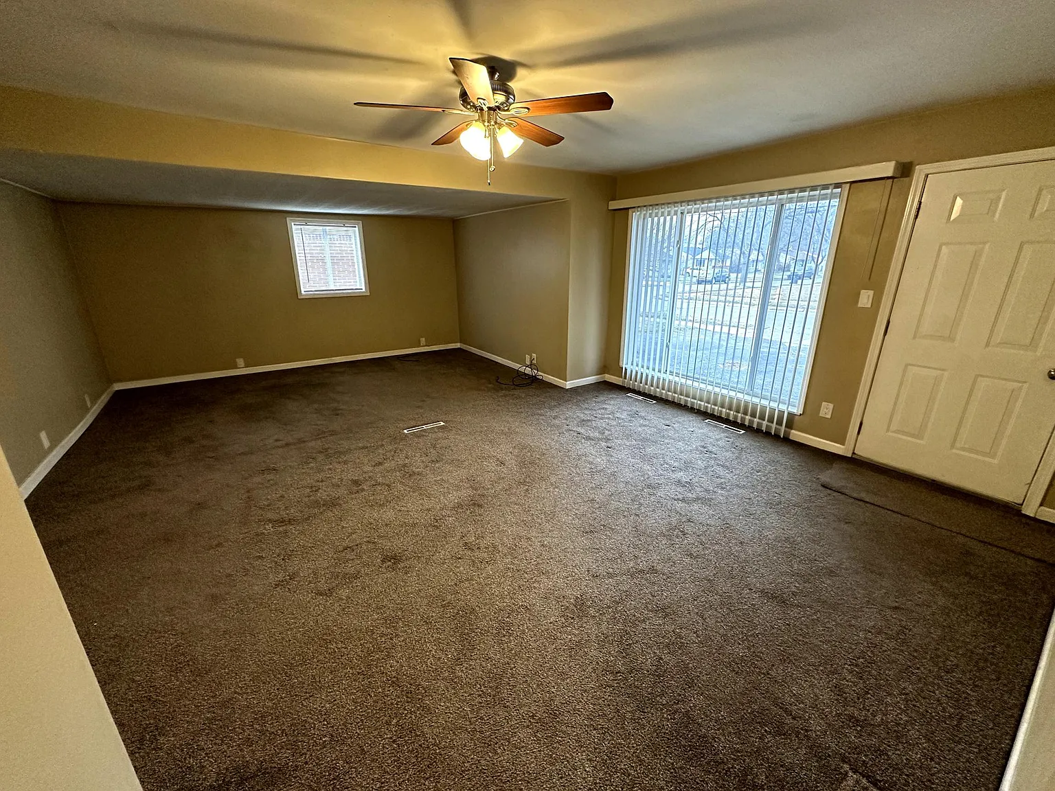 3 bed, 1.5 bath, 1212 sqft, $1,600 — Photo 3