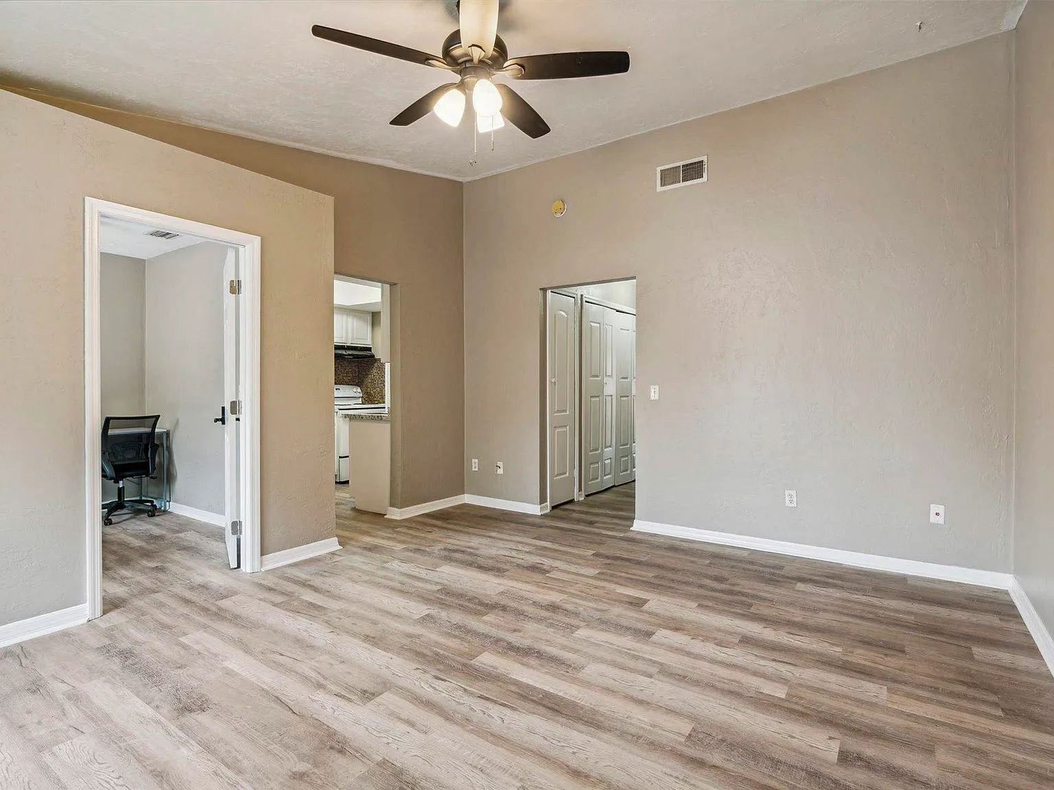 3 bed, 2.0 bath, 966 sqft, $819 — Photo 3