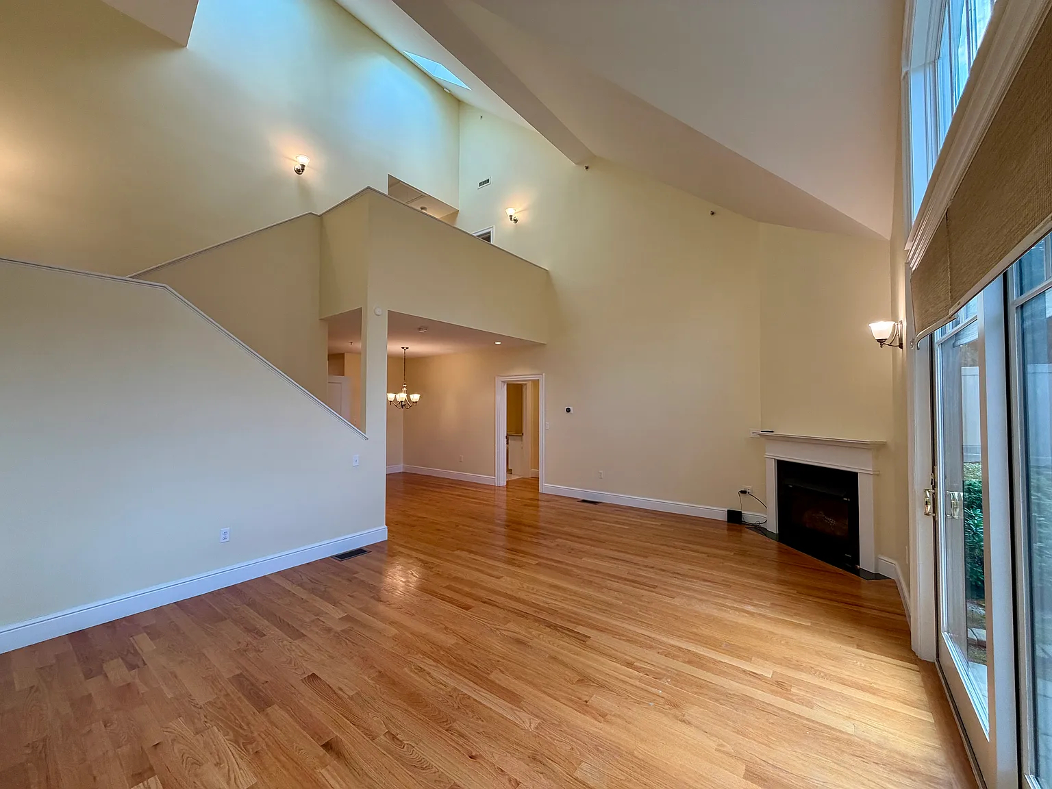 3 bed, 3928 sqft, $6,000 — Photo 3