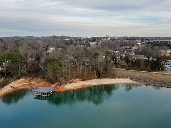 3rd image of 117 Houston St