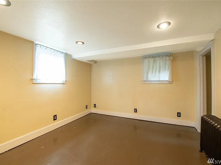 715 S J St — Photo 17