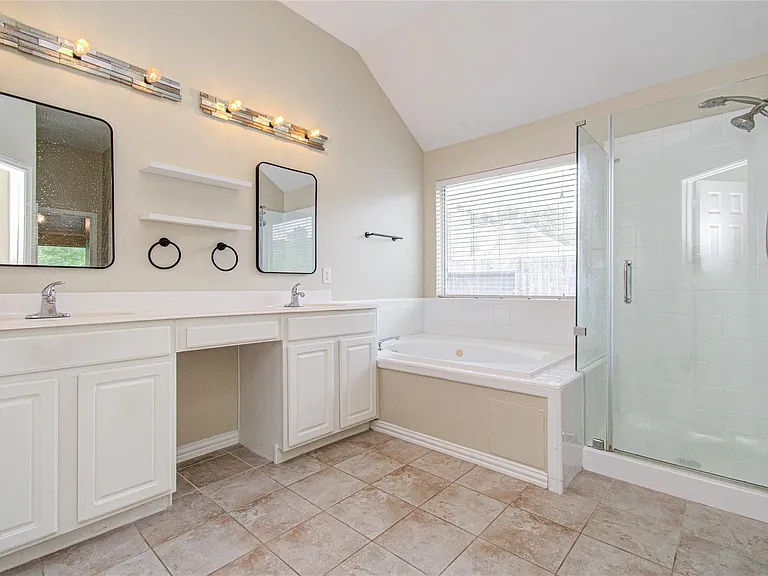 18223 Heathridge Ln — Photo 38