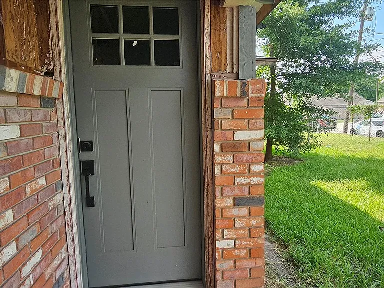 3610 Dennis St — Photo 2
