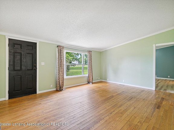 4th image of 1081 Grove St