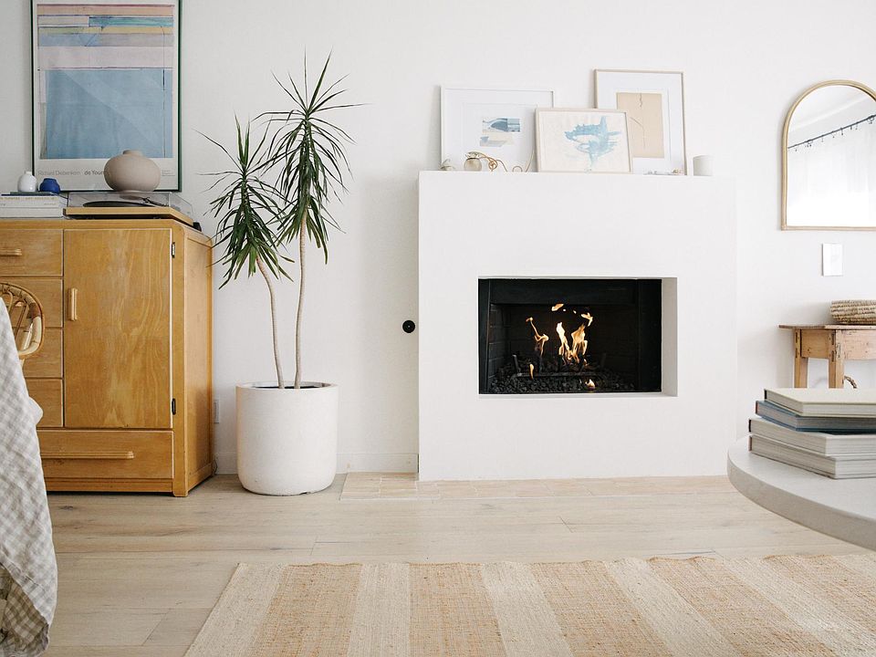 Gas fireplace generates a lot of cozy warmth for chilly beach town mornings!