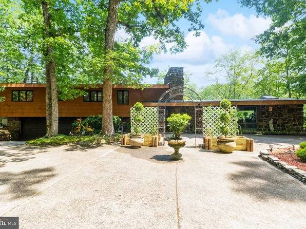 10 Woodlake Ct, Medford, NJ 08055