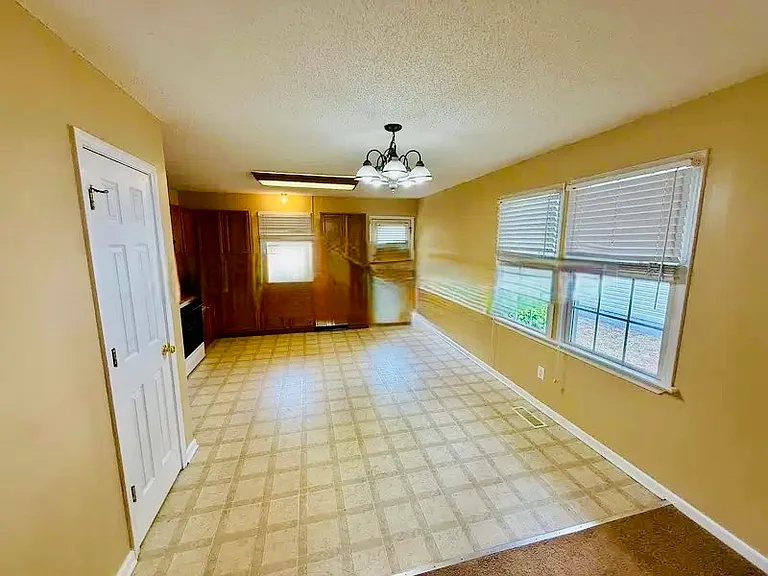 214 W Barbee St — Photo 2