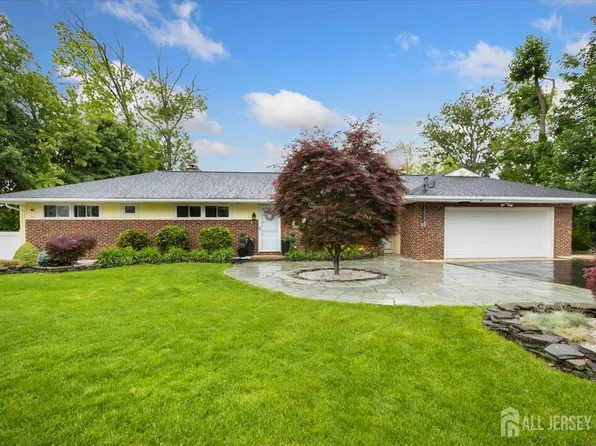 44 Lakeside Dr S, Piscataway, NJ 08854