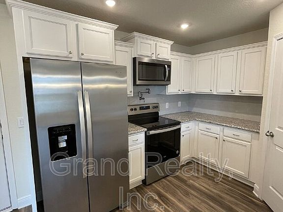 5th image of 4401 Village Oak Ln