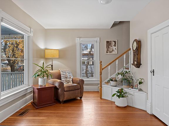 4th image of 724 1st Ave W