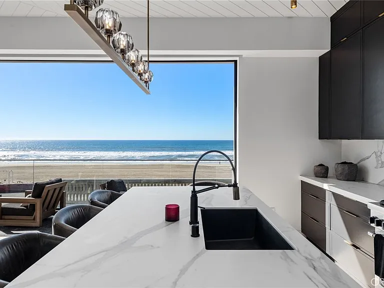 2200 The Strand #A — Photo 34