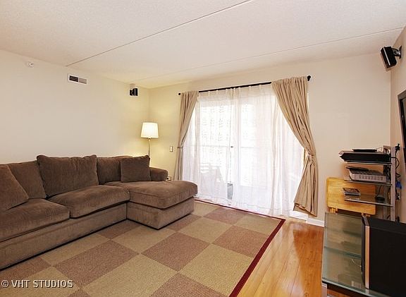 3rd image of 811 Chicago Ave APT 203