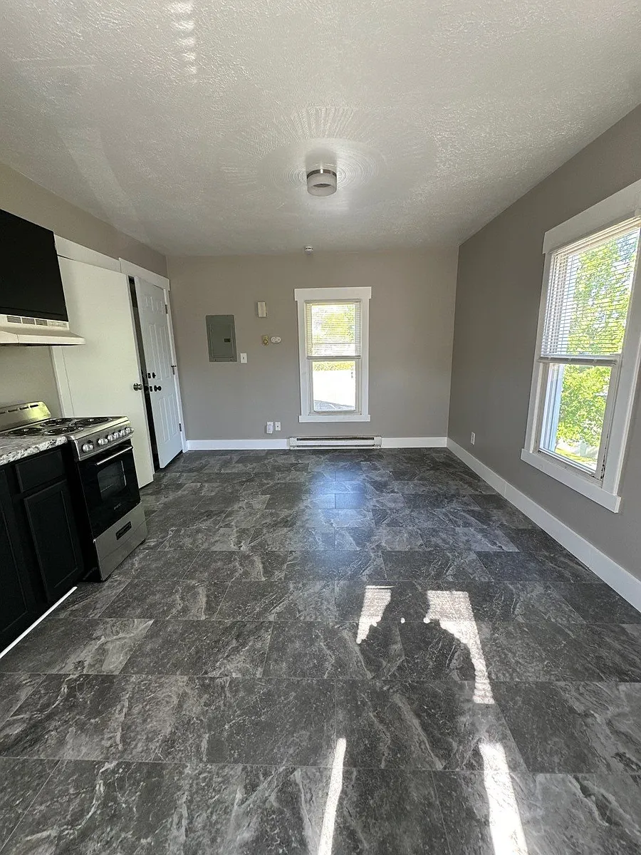 Building Photo - 423 Hull St #202
