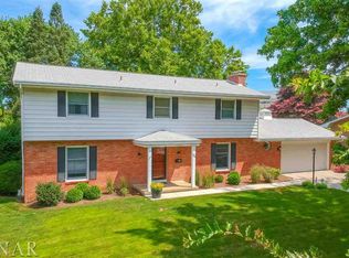 302 Vista Dr, Bloomington, IL