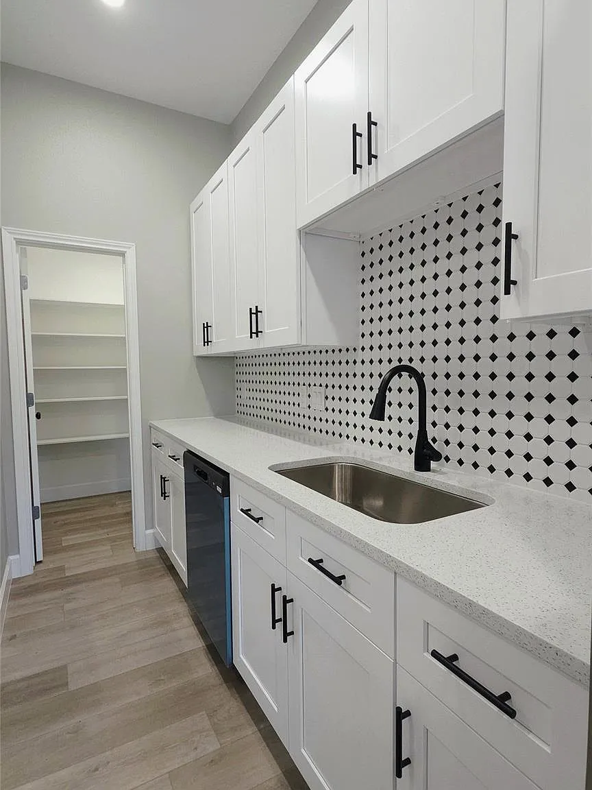 3 bed, 2.5 bath, 2166 sqft, $2,200 — Photo 2