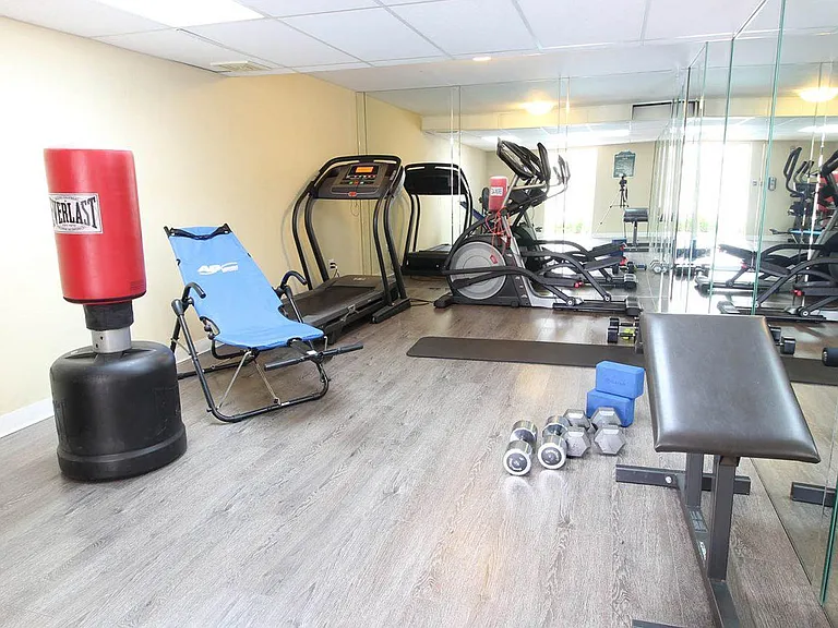 Canoga Luxury Apartments — Photo 10