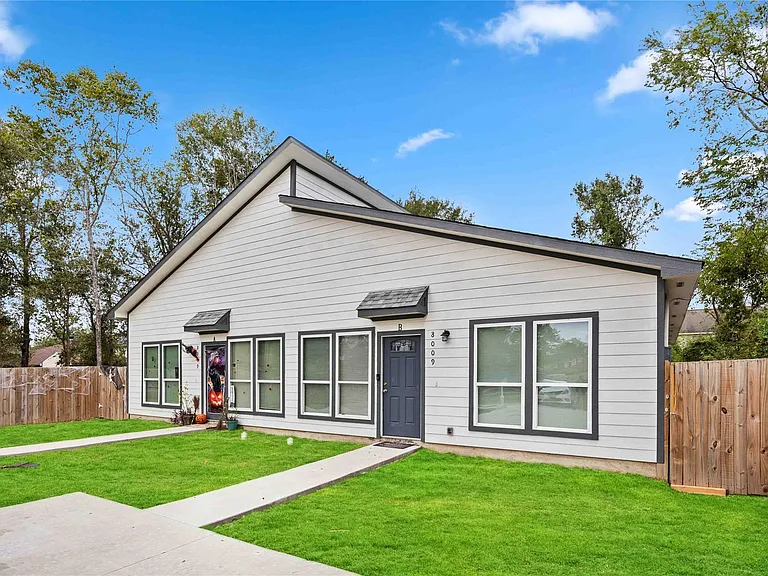 8009 Sterlingshire St #B — Photo 16