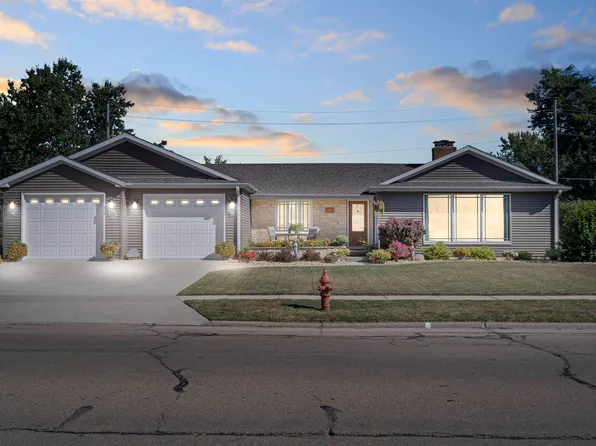 902 W Summit St, Maquoketa, IA 52060