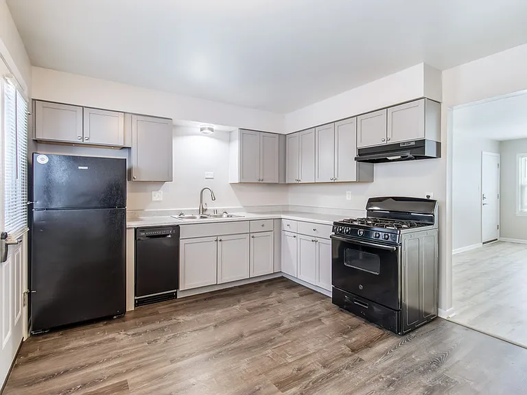 147 S Grand Ave #2 — Photo 1
