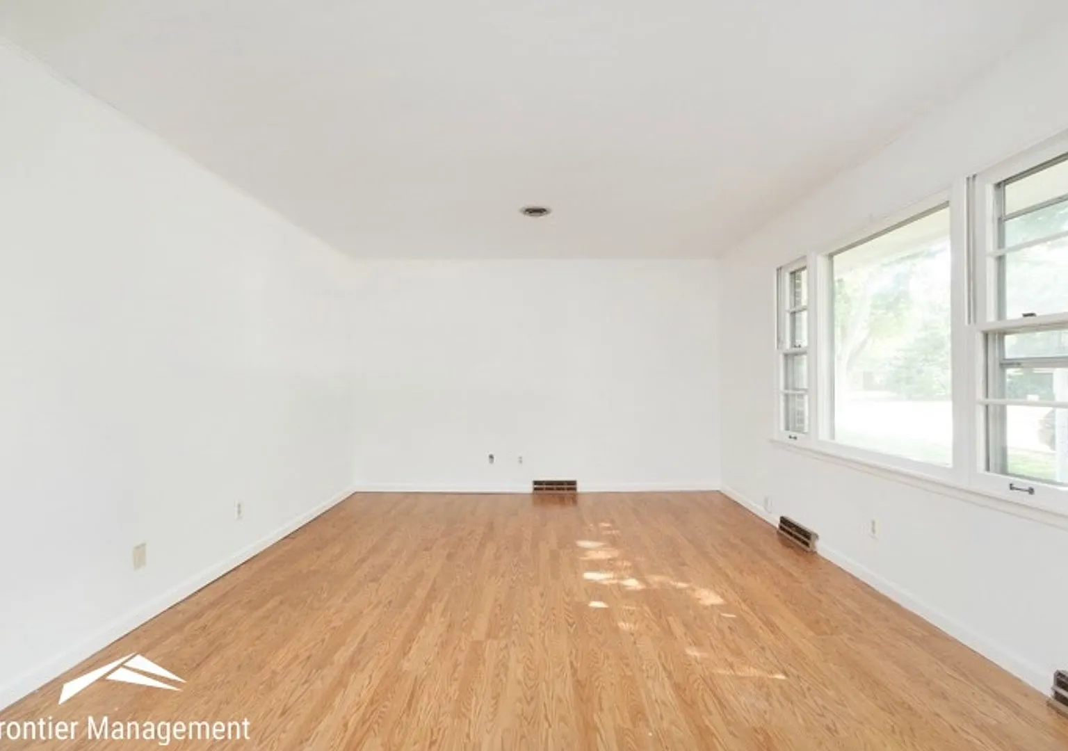 Awesome 3 bedroom home located in a quiet family neighborhood close to to K-State, schools, and s... — Photo 3