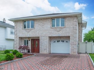 3 Lilac Ln, Wallington, NJ 07057