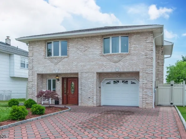 3 Lilac Ln, Wallington Boro, NJ 07057