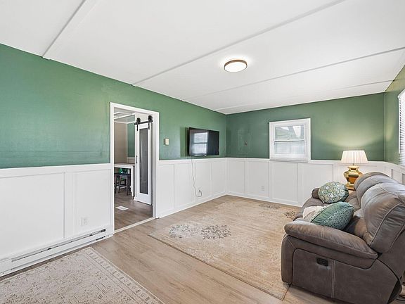 3rd image of 927 Daffodil Dr