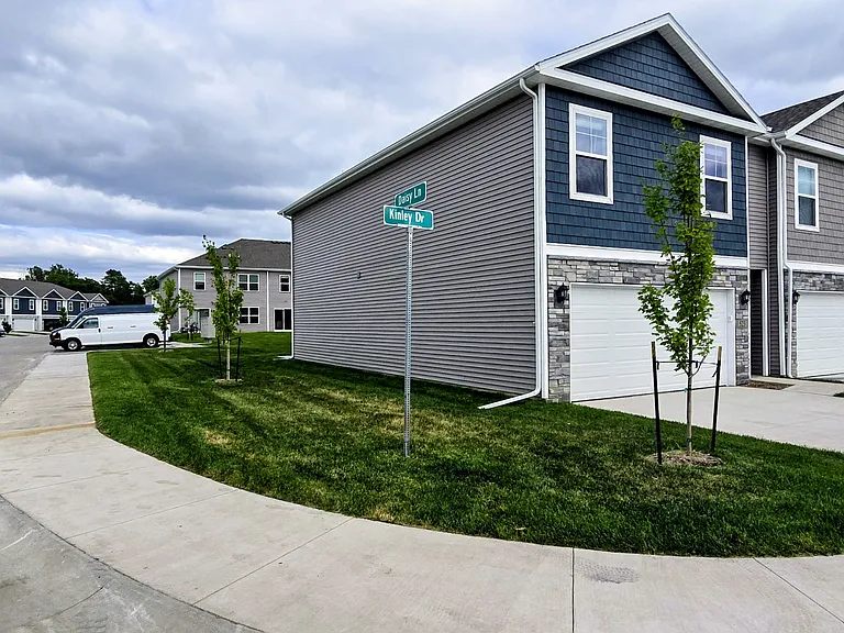 523 Kinley Dr #1 — Photo 3
