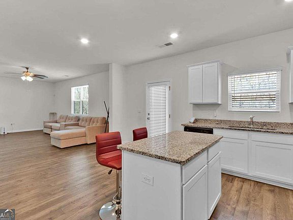 4th image of 1054 Mackets Ct SE