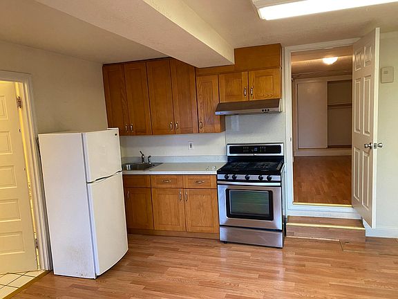 2nd image of 554 Winchester St