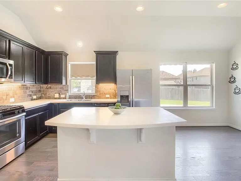 2813 Waterson St — Photo 2