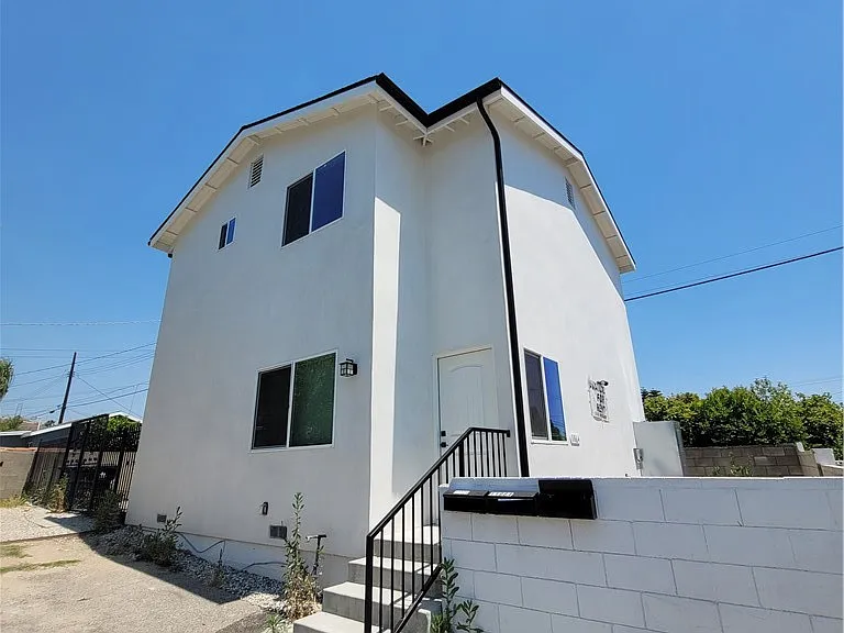 11864 Borden Ave — Photo 2