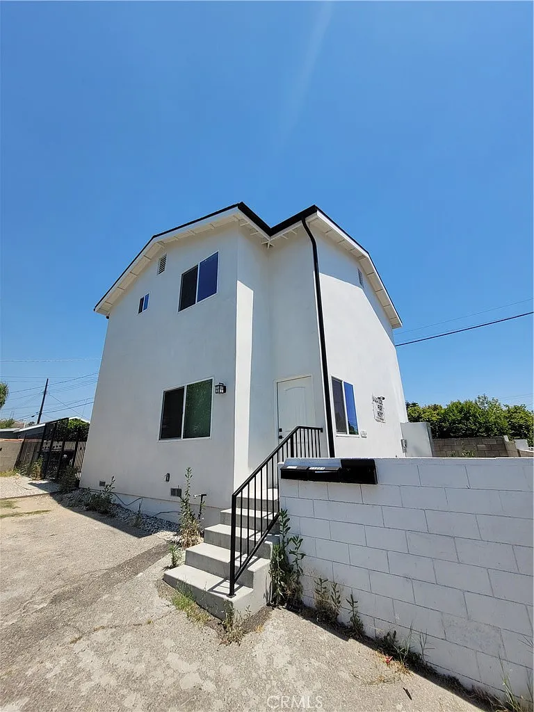 Building Photo - 11864 Borden Ave