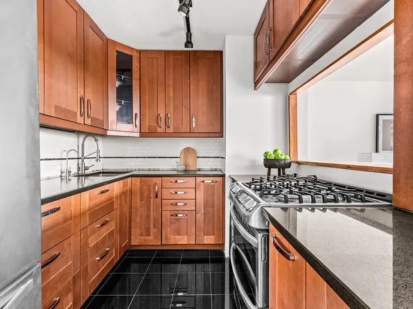 90 Gold Street 10L image 3 of 6